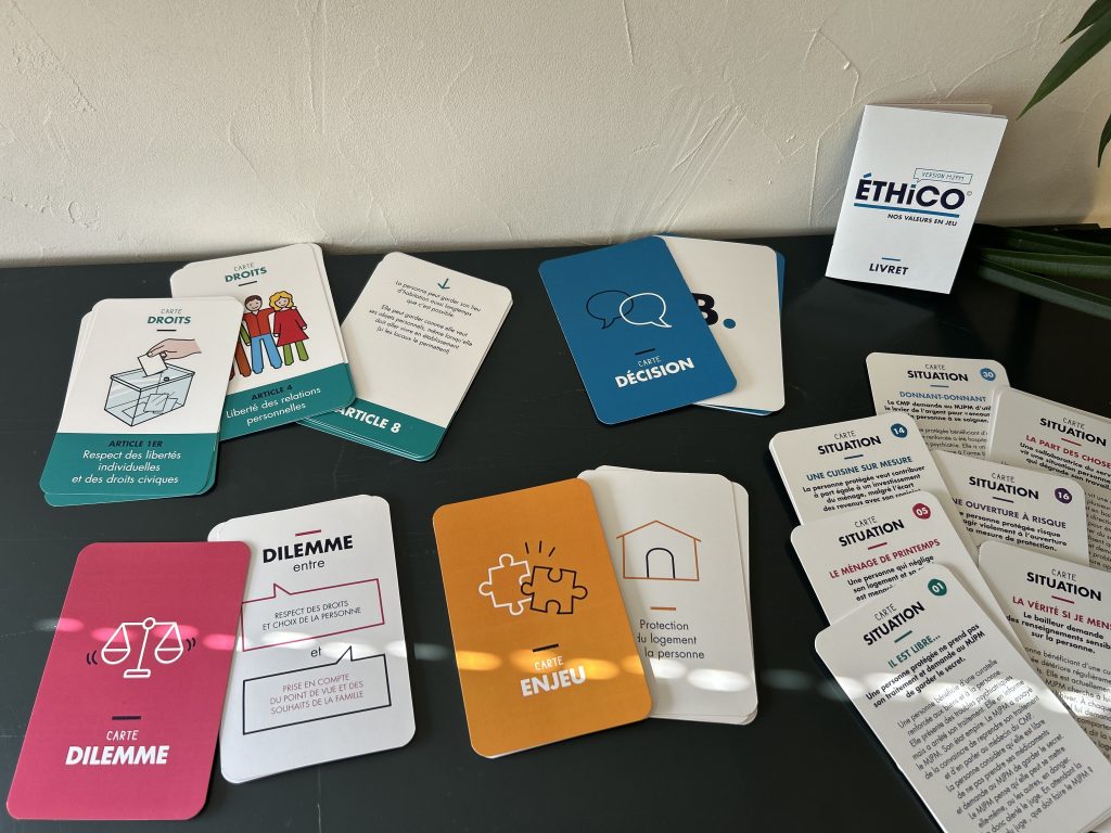 Contenu du jeu jeu de cartes sur l'éthique dédié à la protection judiciaire des majeurs
