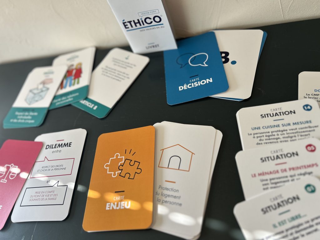 Contenu du jeu ethico MJPM, le jeu de cartes ludopédagogiques sur l'éthique dédié à la protection judiciaire des majeurs
