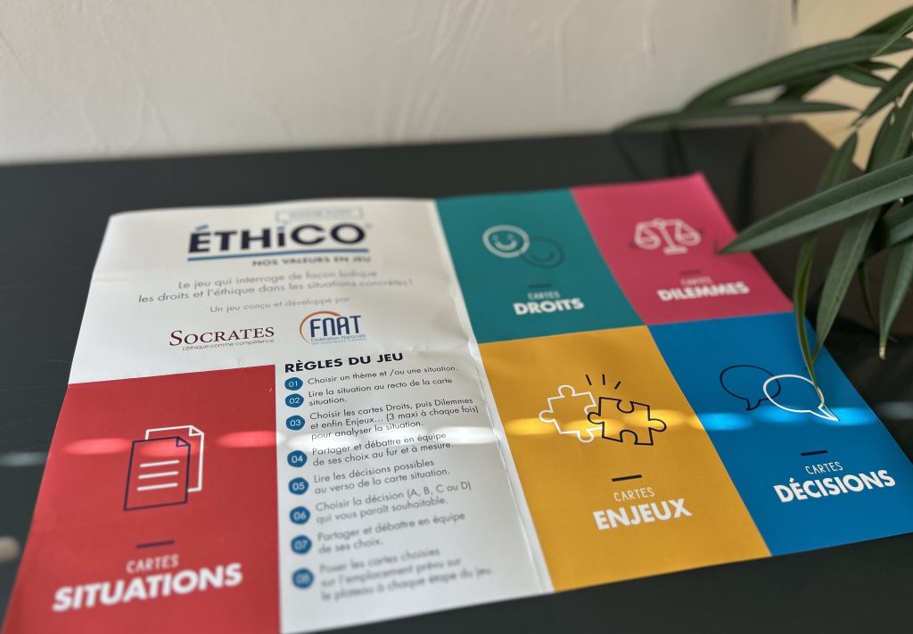Plateau de jeu ethico MJPM, le jeu de cartes ludopédagogiques sur l'éthique dédié à la protection judiciaire des majeurs